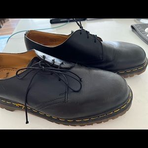 Men’s Doc Martens England The Original lace up low top black shoes Mens size 12